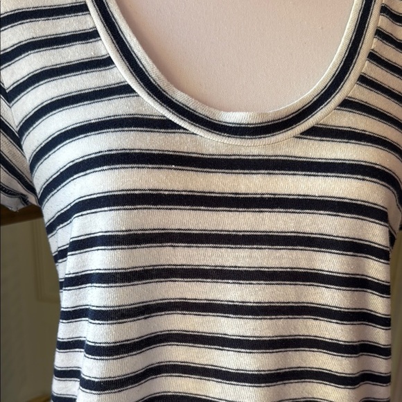🎉SALE🎉Madewell Black and White Fitted Tee with Short Sleeves - Picture 2 of 10